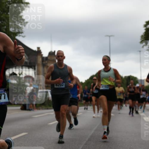 29.06.2025 - hella hamburg halbmarathon Yannick Fuchs http://msf.ph/oto/8360802 29.06.2025 10:53:12 20KM 1285, 2006, 2348, 2584, 2677, 2957, 2978, 3114, 3181, 3279, 3425, 3983, 4088, 4592, 5347, 5633, 5885, 6087, 6202, 6208, 6220, 6438, 6636, 6997, 7031, 7223, 7287, 7476, 8290, 9655, 10036, 10759, 10896, 10943, 11935, 11938, 12206, 12261, 12564, 12633, 12736, 12862, 13583, 13761, 14375, 14567, 14732, 14902, 14965, 15232, 15240, 15284, 15824, 16160, 16341, 16563, 16910, 16980, 17017, 17346, 17503, 17630, 18153, 18266, 18327, 18467, 18716, 19015, 19160 meine-sportfotos.de