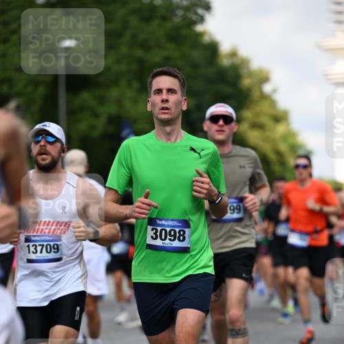 29.06.2025 - hella hamburg halbmarathon Dr. Thomas Lammeyer http://msf.ph/oto/8360900 29.06.2025 09:56:37 Kennedybrücke 1012, 1070, 1163, 1176, 1391, 1468, 1613, 1735, 1782, 2048, 2189, 2213, 2590, 2788, 2970, 3021, 3098, 3109, 3124, 3304, 3907, 3917, 3928, 4277, 4497, 4691, 4933, 4981, 4997, 5476, 5477, 5623, 5624, 5682, 6152, 6712, 6716, 7005, 7093, 7204, 7325, 7599, 7765, 7843, 8063, 8145, 8664, 8694, 8704, 8722, 9081, 9213, 9232, 9374, 9534, 9538, 9540, 9585, 10000, 10208, 10246, 10313, 10750, 10796, 10969, 11153, 11291, 11346 meine-sportfotos.de