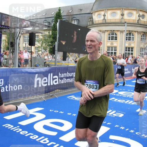 29.06.2025 - hella hamburg halbmarathon Michael Strokosch http://msf.ph/oto/8360901 29.06.2025 10:55:11 Ziel 1549, 1628, 2119, 2448, 2884, 3041, 3791, 3945, 4903, 6355, 8691, 9060, 9361, 9380, 10191, 10192, 11333, 11747, 11976, 12248, 12961, 13297, 14750, 14834, 14948, 16108, 16630, 17803, 17842, 18031, 18966 meine-sportfotos.de