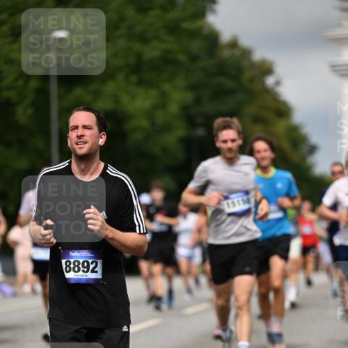 29.06.2025 - hella hamburg halbmarathon Dr. Thomas Lammeyer http://msf.ph/oto/8360910 29.06.2025 10:18:54 Kennedybrücke 1296, 1379, 1524, 1575, 1728, 1745, 2046, 2281, 2690, 3454, 3507, 3509, 3650, 3691, 4495, 4641, 5608, 5800, 5981, 6181, 6317, 6710, 6724, 7195, 7439, 7446, 7447, 7881, 8239, 8256, 8275, 8522, 8563, 8755, 8854, 8892, 9709, 9911, 9975, 10589, 10717, 10858, 11271 meine-sportfotos.de