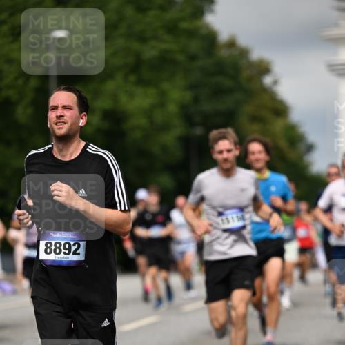 29.06.2025 - hella hamburg halbmarathon Dr. Thomas Lammeyer http://msf.ph/oto/8360937 29.06.2025 10:18:55 Kennedybrücke 1296, 1379, 1524, 1575, 1728, 1745, 2046, 2281, 2690, 3454, 3507, 3509, 3513, 3650, 3691, 4495, 4641, 5608, 5800, 5981, 6181, 6317, 6710, 7195, 7439, 7446, 7447, 7881, 8239, 8256, 8275, 8522, 8563, 8755, 8854, 8892, 9709, 9911, 9975, 10589, 10717, 10858, 11271 meine-sportfotos.de