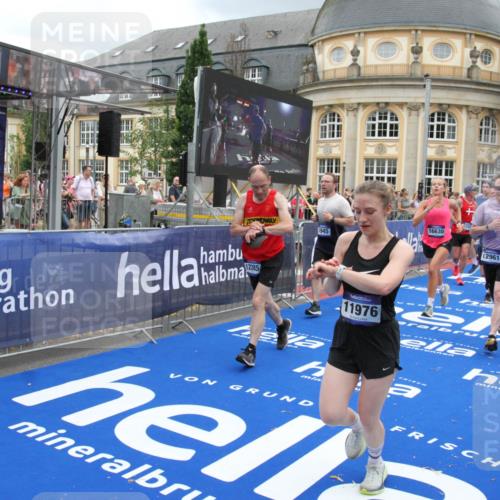 29.06.2025 - hella hamburg halbmarathon Michael Strokosch http://msf.ph/oto/8360960 29.06.2025 10:55:12 Ziel 1549, 1628, 2119, 2448, 3041, 3791, 3945, 4903, 6355, 8691, 9060, 9361, 9380, 10191, 10192, 10582, 11333, 11747, 11976, 12248, 12961, 13297, 14834, 14948, 15854, 16108, 16630, 17803, 17842, 18031, 18966 meine-sportfotos.de