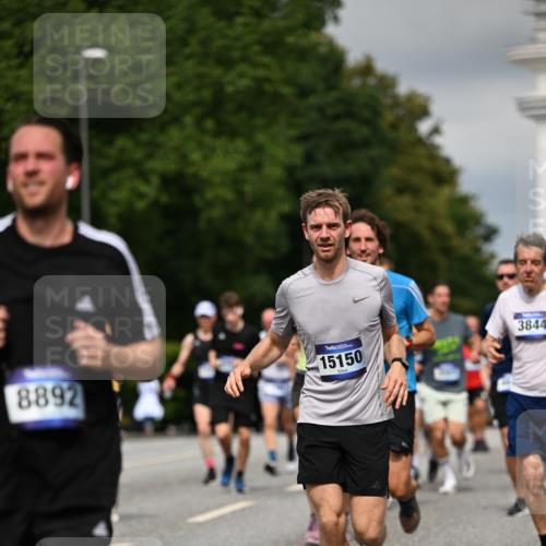 29.06.2025 - hella hamburg halbmarathon Dr. Thomas Lammeyer http://msf.ph/oto/8360966 29.06.2025 10:18:55 Kennedybrücke 1296, 1379, 1524, 1575, 1728, 1745, 2046, 2281, 2690, 3454, 3507, 3509, 3513, 3650, 3691, 4495, 4641, 5608, 5800, 5981, 6181, 6317, 6710, 7195, 7439, 7446, 7447, 7881, 8239, 8256, 8275, 8522, 8563, 8755, 8854, 8892, 9709, 9911, 9975, 10589, 10717, 10858, 11271 meine-sportfotos.de