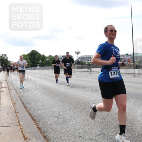 29.06.2025 - hella hamburg halbmarathon Lena Gebhardt http://msf.ph/oto/8360995 29.06.2025 10:14:10 Lombardsbrücke 15482, 6710, 12938, 1378, 1131, 1194, 1480, 1890, 2359, 2987, 3939, 4001, 4032, 4962, 5631, 5719, 6028, 6083, 6089, 6287, 6366, 6710, 7209, 7442, 7462, 7840, 7991, 8001, 8057, 8409, 8673, 8892, 9631, 9845, 9886, 10442, 10443, 10977, 11441, 11987, 12313, 12467, 12797, 12938, 13237, 13285, 13788, 14488, 15085, 15482, 15721, 15722, 15840, 16126, 17439, 17985, 18041, 18236, 18239 meine-sportfotos.de