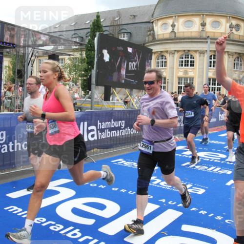 29.06.2025 - hella hamburg halbmarathon Michael Strokosch http://msf.ph/oto/8360999 29.06.2025 10:55:13 Ziel 1549, 1628, 2119, 2448, 3041, 3945, 4903, 6355, 8691, 8973, 9361, 9380, 10188, 10191, 10192, 10582, 11747, 11976, 12248, 12961, 14834, 14948, 15854, 16108, 16630, 17842, 18031, 18966 meine-sportfotos.de