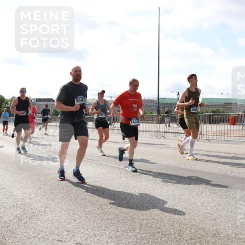 29.06.2025 - hella hamburg halbmarathon Lena Gebhardt http://msf.ph/oto/8361036 29.06.2025 10:01:41 Lombardsbrücke 2591, 5547, 10915, 14375, 1895, 1184, 1329, 1387, 1420, 1464, 1653, 1722, 1724, 1729, 1881, 1940, 2006, 2091, 2167, 2591, 2806, 2957, 3039, 3199, 3425, 3663, 4249, 4286, 4319, 4322, 4328, 4370, 4649, 4663, 5547, 5570, 5602, 5603, 5675, 5742, 6087, 6281, 0000, 6302, 6327, 6438, 6591, 6595, 6921, 6924, 7287, 7846, 8030, 8045, 8046, 8191, 8392, 8578, 8691, 8822, 8926, 9230, 10281, 10301, 10383, 10576, 10882, 10915, 11043, 11465, 14471 meine-sportfotos.de