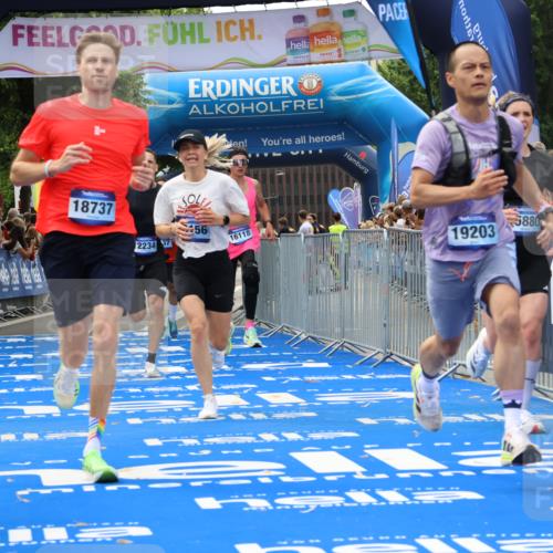 29.06.2025 - hella hamburg halbmarathon Strokosch-Dieckow http://msf.ph/oto/8361136 29.06.2025 10:29:25 Ziel 2021, 2075, 2180, 8784, 8975, 9137, 9571, 10156, 10790, 12234, 13838, 14164, 15880, 16118, 17197, 18737, 19203 meine-sportfotos.de