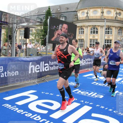 29.06.2025 - hella hamburg halbmarathon Michael Strokosch http://msf.ph/oto/8361142 29.06.2025 10:55:16 Ziel 1549, 1628, 2119, 2448, 3041, 3945, 4903, 6355, 6891, 8973, 9361, 10188, 10191, 10192, 10263, 10582, 11747, 12248, 12961, 14834, 15854, 16108, 16521, 18031, 18966 meine-sportfotos.de