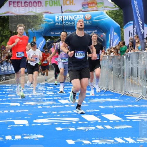 29.06.2025 - hella hamburg halbmarathon Strokosch-Dieckow http://msf.ph/oto/8361224 29.06.2025 10:29:23 Ziel 2021, 2075, 2180, 8975, 9137, 9571, 10156, 10790, 12234, 12287, 12337, 13838, 14164, 14395, 15880, 16118, 17197, 18737, 19203 meine-sportfotos.de