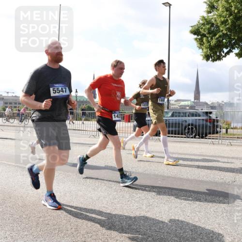 29.06.2025 - hella hamburg halbmarathon Lena Gebhardt http://msf.ph/oto/8361305 29.06.2025 10:01:42 Lombardsbrücke 5547, 143, 18232, 1895, 1184, 1329, 1387, 1420, 1464, 1653, 1722, 1724, 1729, 1881, 1940, 2006, 2091, 2167, 2591, 2806, 2957, 3039, 3199, 3425, 3663, 4249, 4286, 4319, 4322, 4328, 4370, 4649, 4663, 5547, 5570, 5602, 5603, 5675, 5742, 6087, 6281, 0000, 6302, 6327, 6438, 6591, 6595, 6921, 6924, 7287, 7846, 8030, 8045, 8046, 8191, 8392, 8578, 8691, 8822, 8926, 9230, 10177, 10281, 10301, 10383, 10576, 10882, 10915, 11043, 11465, 14471 meine-sportfotos.de