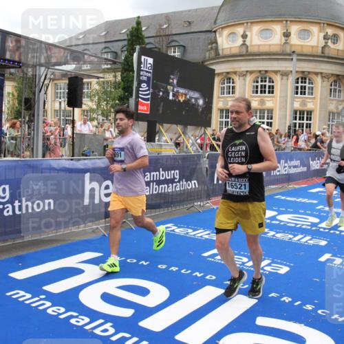 29.06.2025 - hella hamburg halbmarathon Michael Strokosch http://msf.ph/oto/8361343 29.06.2025 10:55:21 Ziel 4189, 5643, 6723, 6891, 8487, 8973, 10188, 10263, 10582, 11184, 12526, 13236, 13470, 15854, 16521, 16985, 18290, 18380, 18531 meine-sportfotos.de