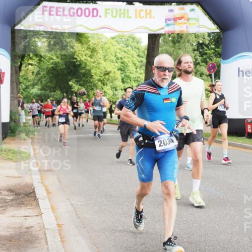 29.06.2025 - hella hamburg halbmarathon MichiJ http://msf.ph/oto/8361434 29.06.2025 10:42:58 Zwischen KM18-KM19 2034, 4249, 5721, 5744, 11039, 11870, 12440, 13394, 15134 meine-sportfotos.de