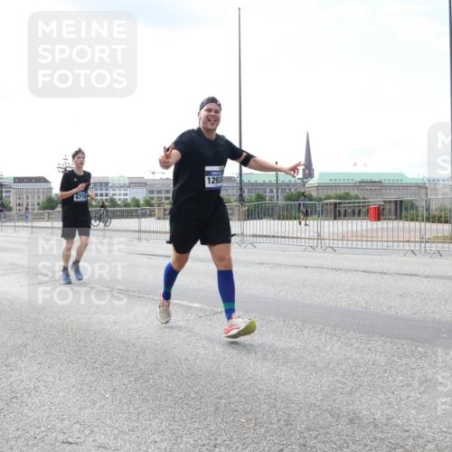 29.06.2025 - hella hamburg halbmarathon Lena Gebhardt http://msf.ph/oto/8361435 29.06.2025 10:14:12 Lombardsbrücke 15482, 12938, 1131, 1194, 1406, 1480, 1890, 2359, 2494, 3756, 3939, 4001, 4032, 4962, 5631, 5719, 6028, 6083, 6089, 6287, 6366, 6710, 7209, 7442, 7462, 7802, 7840, 7991, 8001, 8057, 8409, 8673, 8892, 9631, 9845, 9886, 10224, 10442, 10443, 11441, 11987, 12467, 12938, 13237, 13285, 13788, 14488, 15085, 15482, 15721, 15722, 15840, 16126, 17439, 17985, 18041, 18236, 18239 meine-sportfotos.de