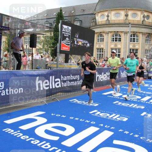 29.06.2025 - hella hamburg halbmarathon Michael Strokosch http://msf.ph/oto/8361467 29.06.2025 10:55:23 Ziel 4189, 5287, 5643, 6723, 6891, 8487, 10263, 11184, 12526, 13236, 13470, 16521, 16985, 17940, 18290, 18380, 18531 meine-sportfotos.de
