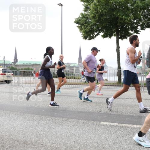29.06.2025 - hella hamburg halbmarathon Lena Gebhardt http://msf.ph/oto/8361506 29.06.2025 10:39:17 Lombardsbrücke 18934, 15112, 10, 1232, 1390, 1451, 1760, 1856, 1883, 2092, 2524, 2534, 2571, 2574, 2843, 2893, 2998, 3275, 3307, 3353, 3727, 3745, 4257, 4320, 4410, 4523, 4603, 4609, 4659, 4855, 4882, 4964, 6062, 6112, 6321, 6342, 6343, 6611, 6719, 6726, 6748, 7341, 7501, 7506, 7524, 7589, 7684, 7815, 8203, 8243, 8457, 8783, 8995, 9393, 9420, 9446, 9569, 9698, 9708, 9777, 9974, 9977, 10001, 10072, 10315, 10512, 10516, 10554, 13060 meine-sportfotos.de