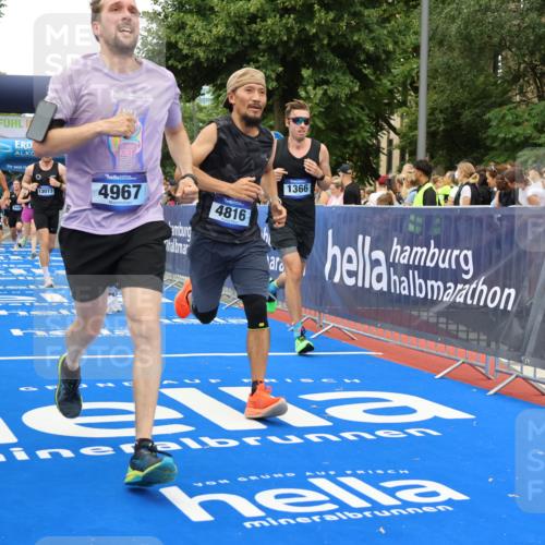 29.06.2025 - hella hamburg halbmarathon Strokosch-Dieckow http://msf.ph/oto/8361529 29.06.2025 10:51:08 Ziel 1366, 1461, 1630, 4077, 4404, 4816, 4967, 5600, 6027, 8117, 8261, 8508, 8704, 8930, 9476, 10508, 10603, 10868, 11512, 11625, 11733, 13008, 13073, 15480, 17384, 17530, 17823, 18066 meine-sportfotos.de
