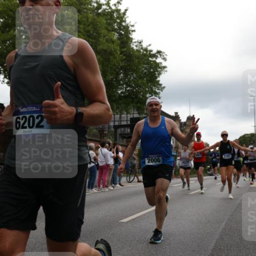 29.06.2025 - hella hamburg halbmarathon Yannick Fuchs http://msf.ph/oto/8361557 29.06.2025 10:53:14 20KM 1285, 2006, 2348, 2584, 2677, 2957, 2978, 3114, 3181, 3279, 3425, 3983, 4088, 4592, 5347, 5633, 5885, 6087, 6202, 6220, 6438, 6997, 7031, 7223, 7287, 7476, 8290, 9655, 10036, 10587, 10759, 10896, 10943, 11935, 11938, 12206, 12261, 12564, 12633, 12736, 12862, 13583, 13761, 14375, 14567, 14732, 14902, 14965, 15232, 15240, 15284, 15824, 16160, 16341, 16563, 16910, 16980, 17017, 17346, 17503, 17630, 18153, 18266, 18327, 18467, 18716, 19015, 19160 meine-sportfotos.de