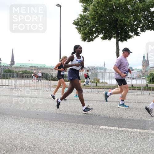 29.06.2025 - hella hamburg halbmarathon Lena Gebhardt http://msf.ph/oto/8361561 29.06.2025 10:39:17 Lombardsbrücke 341, 18934, 120, 1026, 1232, 1390, 1451, 1760, 1856, 1883, 2092, 2524, 2534, 2571, 2574, 2843, 2893, 2998, 3275, 3307, 3353, 3727, 3745, 4257, 4320, 4410, 4523, 4603, 4609, 4659, 4855, 4882, 4964, 6062, 6112, 6321, 6342, 6343, 6611, 6719, 6726, 6748, 7341, 7501, 7506, 7524, 7589, 7684, 7815, 8203, 8243, 8457, 8783, 8995, 9393, 9420, 9446, 9569, 9698, 9708, 9777, 9974, 9977, 10001, 10072, 10315, 10512, 10516, 10554, 13060 meine-sportfotos.de