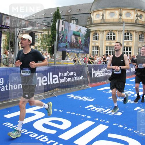 29.06.2025 - hella hamburg halbmarathon Michael Strokosch http://msf.ph/oto/8361592 29.06.2025 10:55:26 Ziel 1130, 2252, 2771, 4189, 4951, 5287, 5643, 6723, 6938, 8487, 11184, 12526, 13234, 13236, 13470, 16213, 16985, 17603, 17940, 18290, 18380, 18531 meine-sportfotos.de