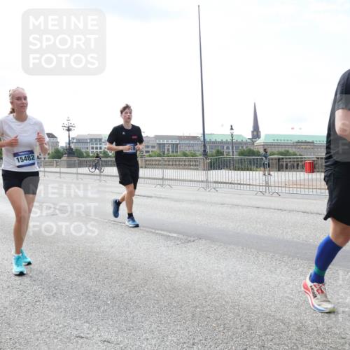 29.06.2025 - hella hamburg halbmarathon Lena Gebhardt http://msf.ph/oto/8361595 29.06.2025 10:14:12 Lombardsbrücke 15482, 12, 1131, 1194, 1406, 1480, 1890, 2359, 2494, 3756, 3939, 4001, 4032, 4962, 5631, 5719, 6028, 6083, 6089, 6287, 6366, 6710, 7209, 7442, 7462, 7802, 7840, 7991, 8001, 8057, 8409, 8673, 8892, 9631, 9845, 9886, 10224, 10442, 10443, 11441, 11987, 12467, 12938, 13237, 13285, 13788, 14488, 15085, 15482, 15721, 15722, 15840, 16126, 17439, 17985, 18041, 18236, 18239 meine-sportfotos.de