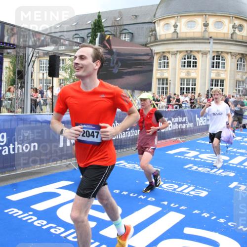 29.06.2025 - hella hamburg halbmarathon Michael Strokosch http://msf.ph/oto/8361631 29.06.2025 10:55:29 Ziel 1130, 2252, 2771, 4189, 4951, 5287, 5319, 6591, 6938, 8487, 13234, 13236, 16213, 16334, 16609, 16985, 17603, 17940 meine-sportfotos.de