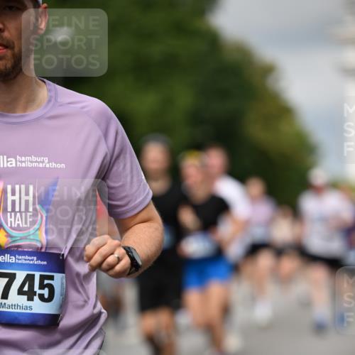 29.06.2025 - hella hamburg halbmarathon Dr. Thomas Lammeyer http://msf.ph/oto/8361697 29.06.2025 10:19:04 Kennedybrücke 1296, 1379, 1524, 1575, 1745, 2281, 2690, 3507, 3509, 3513, 3650, 4492, 4494, 4495, 4641, 5271, 5608, 5800, 5981, 5986, 6248, 6317, 6710, 7195, 7439, 7881, 8237, 8239, 8256, 8275, 8522, 8609, 8854, 8892, 9423, 9709, 9911, 9975, 9997, 10589, 10717, 10858, 11271 meine-sportfotos.de