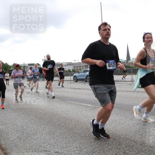 29.06.2025 - hella hamburg halbmarathon Lena Gebhardt http://msf.ph/oto/8361793 29.06.2025 10:48:22 Lombardsbrücke 9775, 2037, 1157, 5585, 11742, 8521, 5952, 1142, 1157, 1167, 1174, 1175, 1392, 1584, 1645, 1701, 2037, 2163, 2195, 2197, 2418, 2475, 2627, 2650, 2756, 2909, 2958, 3224, 3320, 3468, 3504, 3661, 3679, 3933, 4327, 4588, 4856, 5585, 5781, 5952, 6143, 7240, 7393, 7394, 7532, 7916, 8461, 8521, 8719, 8760, 8774, 8948, 9356, 9775, 9787, 9921, 10059, 10145, 10204, 10777, 10794, 11548, 11742, 11781, 13814, 15715, 16498, 16499, 16701 meine-sportfotos.de