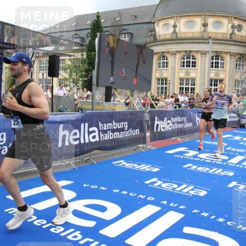 29.06.2025 - hella hamburg halbmarathon Michael Strokosch http://msf.ph/oto/8361818 29.06.2025 10:55:33 Ziel 1130, 2252, 2771, 4951, 5319, 6591, 6938, 8573, 11554, 12544, 12584, 13234, 13267, 14036, 14592, 16213, 16334, 16609, 17603 meine-sportfotos.de