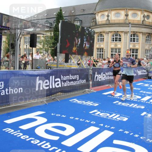 29.06.2025 - hella hamburg halbmarathon Michael Strokosch http://msf.ph/oto/8361830 29.06.2025 10:55:34 Ziel 2252, 2771, 4951, 5319, 6591, 8573, 11554, 11568, 12196, 12544, 12584, 13234, 13267, 14036, 14592, 16110, 16213, 16334, 16609, 17615 meine-sportfotos.de