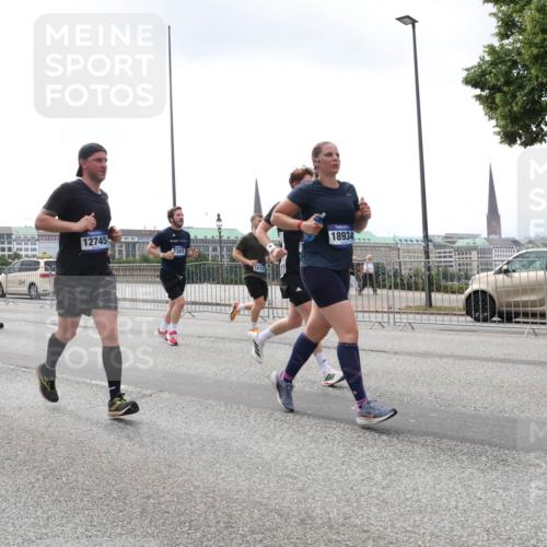 29.06.2025 - hella hamburg halbmarathon Lena Gebhardt http://msf.ph/oto/8361866 29.06.2025 10:39:18 Lombardsbrücke 11419, 2571, 12745, 7341, 7, 15112, 18934, 1232, 1390, 1451, 1760, 1856, 1883, 2092, 2524, 2534, 2571, 2574, 2578, 2843, 2893, 2998, 3275, 3307, 3353, 3727, 3745, 4257, 4320, 4410, 4523, 4603, 4609, 4659, 4855, 4882, 4964, 6062, 6112, 6321, 6342, 6343, 6611, 6719, 6726, 6748, 7341, 7501, 7506, 7524, 7589, 7684, 7815, 8203, 8243, 8457, 8783, 8995, 9393, 9420, 9446, 9569, 9698, 9708, 9777, 9974, 9977, 10001, 10072, 10315, 10512, 10516, 10554, 13060 meine-sportfotos.de