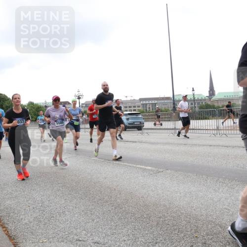 29.06.2025 - hella hamburg halbmarathon Lena Gebhardt http://msf.ph/oto/8361913 29.06.2025 10:48:23 Lombardsbrücke 9921, 139775, 037, 115, 5585, 85, 1142, 1157, 1167, 1174, 1175, 1392, 1584, 1645, 1701, 2037, 2163, 2195, 2197, 2418, 2475, 2627, 2650, 2716, 2756, 2909, 2958, 3224, 3320, 3468, 3504, 3661, 3679, 3933, 4327, 4588, 5585, 5781, 5952, 6143, 7240, 7393, 7394, 7532, 7916, 7947, 7948, 8461, 8521, 8719, 8760, 8774, 8948, 9356, 9775, 9787, 9921, 10059, 10145, 10204, 10777, 10794, 11548, 11742, 11781, 13814, 15715, 16498, 16499, 16701 meine-sportfotos.de