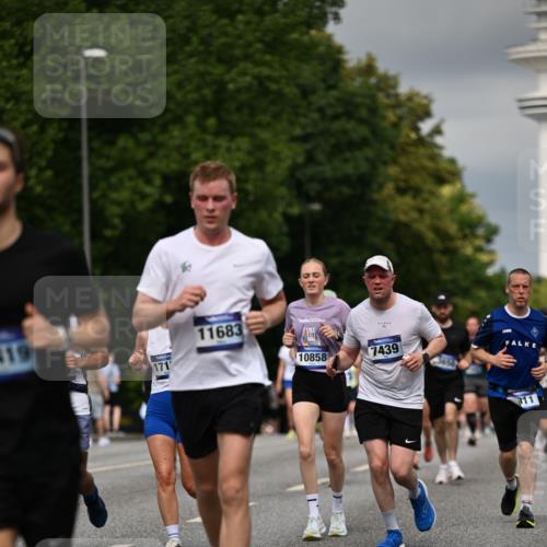 29.06.2025 - hella hamburg halbmarathon Dr. Thomas Lammeyer http://msf.ph/oto/8361915 29.06.2025 10:19:05 Kennedybrücke 1296, 1379, 1524, 1575, 1745, 2281, 2690, 3507, 3509, 3513, 3650, 4492, 4494, 4495, 4641, 5271, 5608, 5739, 5800, 5981, 5986, 6248, 6317, 6710, 7195, 7439, 7809, 7810, 7881, 8237, 8239, 8256, 8275, 8522, 8609, 8854, 8892, 9423, 9709, 9911, 9975, 9997, 10589, 10717, 10858, 11271 meine-sportfotos.de
