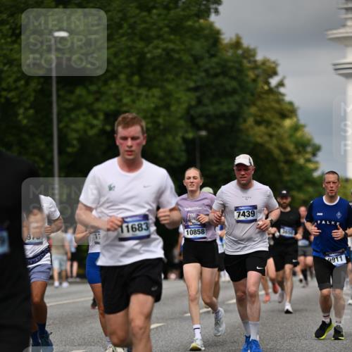 29.06.2025 - hella hamburg halbmarathon Dr. Thomas Lammeyer http://msf.ph/oto/8361921 29.06.2025 10:19:05 Kennedybrücke 1296, 1379, 1524, 1575, 1745, 2281, 2690, 3507, 3509, 3513, 3650, 4492, 4494, 4495, 4641, 5271, 5608, 5739, 5800, 5981, 5986, 6248, 6317, 6710, 7195, 7439, 7809, 7810, 7881, 8237, 8239, 8256, 8275, 8522, 8609, 8854, 8892, 9423, 9709, 9911, 9975, 9997, 10589, 10717, 10858, 11271 meine-sportfotos.de
