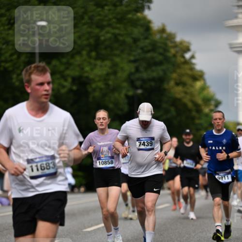 29.06.2025 - hella hamburg halbmarathon Dr. Thomas Lammeyer http://msf.ph/oto/8361997 29.06.2025 10:19:06 Kennedybrücke 1296, 1379, 1524, 1575, 1745, 2281, 2690, 3507, 3509, 3513, 3650, 4492, 4494, 4495, 4641, 5271, 5608, 5739, 5800, 5981, 5986, 6248, 6317, 6710, 7195, 7439, 7809, 7810, 7881, 8237, 8239, 8256, 8275, 8609, 8854, 8892, 9423, 9709, 9911, 9975, 9997, 10589, 10717, 10858, 11271 meine-sportfotos.de