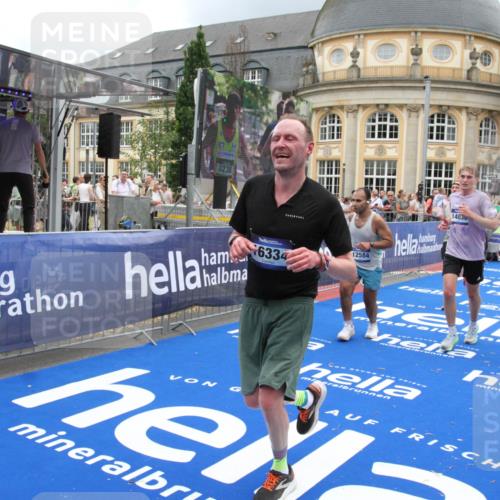 29.06.2025 - hella hamburg halbmarathon Michael Strokosch http://msf.ph/oto/8361998 29.06.2025 10:55:36 Ziel 2982, 3037, 5319, 6591, 8573, 11554, 11568, 12196, 12544, 12584, 13267, 14036, 14592, 16110, 16334, 16609, 17615 meine-sportfotos.de