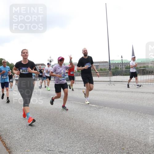29.06.2025 - hella hamburg halbmarathon Lena Gebhardt http://msf.ph/oto/8362022 29.06.2025 10:48:23 Lombardsbrücke 9921, 9775, 203, 232, 5585, 11742, 1142, 1157, 1167, 1174, 1175, 1392, 1584, 1645, 1701, 2037, 2163, 2195, 2197, 2418, 2475, 2627, 2650, 2716, 2756, 2909, 2958, 3224, 3320, 3468, 3504, 3661, 3679, 3933, 4327, 4588, 5585, 5781, 5952, 6143, 7240, 7393, 7394, 7532, 7916, 7947, 7948, 8461, 8521, 8719, 8760, 8774, 8948, 9356, 9775, 9787, 9921, 10059, 10145, 10204, 10777, 10794, 11548, 11742, 11781, 13814, 15715, 16498, 16499, 16701 meine-sportfotos.de