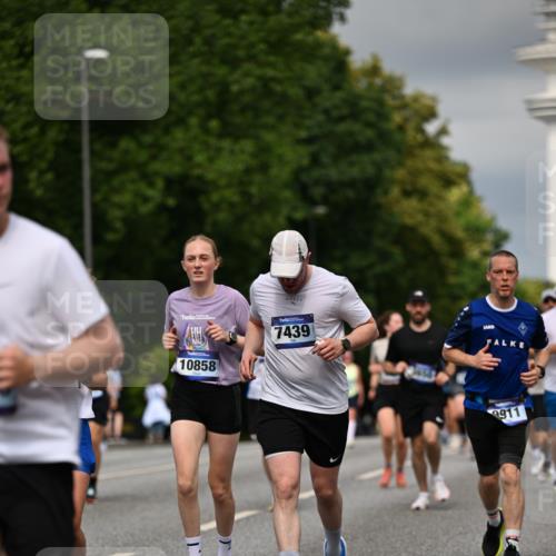 29.06.2025 - hella hamburg halbmarathon Dr. Thomas Lammeyer http://msf.ph/oto/8362024 29.06.2025 10:19:07 Kennedybrücke 1296, 1379, 1524, 1575, 1745, 2281, 2690, 3507, 3509, 3513, 3650, 4492, 4494, 4495, 4641, 5271, 5608, 5739, 5800, 5981, 5986, 6248, 6317, 6710, 7195, 7439, 7452, 7809, 7810, 7881, 8237, 8239, 8256, 8275, 8609, 8854, 9423, 9709, 9911, 9975, 9997, 10589, 10717, 10858, 11271 meine-sportfotos.de