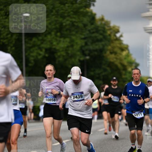 29.06.2025 - hella hamburg halbmarathon Dr. Thomas Lammeyer http://msf.ph/oto/8362047 29.06.2025 10:19:07 Kennedybrücke 1296, 1379, 1524, 1575, 1745, 2281, 2690, 3507, 3509, 3513, 3650, 4492, 4494, 4495, 4641, 5271, 5608, 5739, 5800, 5981, 5986, 6248, 6317, 6710, 7195, 7439, 7452, 7809, 7810, 7881, 8237, 8239, 8256, 8275, 8609, 8854, 9423, 9709, 9911, 9975, 9997, 10589, 10717, 10858, 11271 meine-sportfotos.de