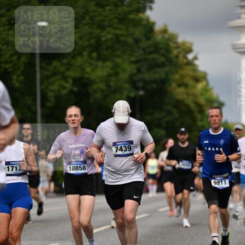29.06.2025 - hella hamburg halbmarathon Dr. Thomas Lammeyer http://msf.ph/oto/8362058 29.06.2025 10:19:07 Kennedybrücke 1296, 1379, 1524, 1575, 1745, 2281, 2690, 3507, 3509, 3513, 3650, 4492, 4494, 4495, 4641, 5271, 5608, 5739, 5800, 5981, 5986, 6248, 6317, 6710, 7195, 7439, 7452, 7809, 7810, 7881, 8237, 8239, 8256, 8275, 8609, 8854, 9423, 9709, 9911, 9975, 9997, 10589, 10717, 10858, 11271 meine-sportfotos.de