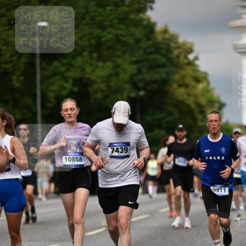29.06.2025 - hella hamburg halbmarathon Dr. Thomas Lammeyer http://msf.ph/oto/8362065 29.06.2025 10:19:07 Kennedybrücke 1296, 1379, 1524, 1575, 1745, 2281, 2690, 3507, 3509, 3513, 3650, 4492, 4494, 4495, 4641, 5271, 5608, 5739, 5800, 5981, 5986, 6248, 6317, 6710, 7195, 7439, 7452, 7809, 7810, 7881, 8237, 8239, 8256, 8275, 8609, 8854, 9423, 9709, 9911, 9975, 9997, 10589, 10717, 10858, 11271 meine-sportfotos.de
