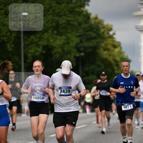 29.06.2025 - hella hamburg halbmarathon Dr. Thomas Lammeyer http://msf.ph/oto/8362070 29.06.2025 10:19:07 Kennedybrücke 1296, 1379, 1524, 1575, 1745, 2281, 2690, 3507, 3509, 3513, 3650, 4492, 4494, 4495, 4641, 5271, 5608, 5739, 5800, 5981, 5986, 6248, 6317, 6710, 7195, 7439, 7452, 7809, 7810, 7881, 8237, 8239, 8256, 8275, 8609, 8854, 9423, 9709, 9911, 9975, 9997, 10589, 10717, 10858, 11271 meine-sportfotos.de