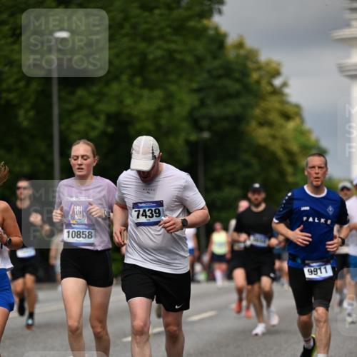 29.06.2025 - hella hamburg halbmarathon Dr. Thomas Lammeyer http://msf.ph/oto/8362077 29.06.2025 10:19:07 Kennedybrücke 1296, 1379, 1524, 1575, 1745, 2281, 2690, 3507, 3509, 3513, 3650, 4492, 4494, 4495, 4641, 5271, 5608, 5739, 5800, 5981, 5986, 6248, 6317, 6710, 7195, 7439, 7452, 7809, 7810, 7881, 8237, 8239, 8256, 8275, 8609, 8854, 9423, 9709, 9911, 9975, 9997, 10589, 10717, 10858, 11271 meine-sportfotos.de