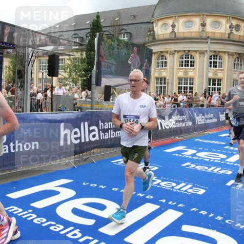 29.06.2025 - hella hamburg halbmarathon Michael Strokosch http://msf.ph/oto/8362109 29.06.2025 10:55:38 Ziel 1120, 2955, 2982, 3037, 8573, 11039, 11554, 11568, 12196, 12515, 12544, 12584, 13267, 14036, 14592, 15896, 16110, 16334, 17615, 18064 meine-sportfotos.de