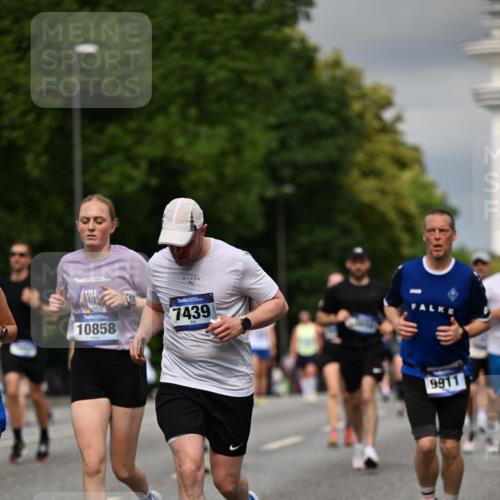 29.06.2025 - hella hamburg halbmarathon Dr. Thomas Lammeyer http://msf.ph/oto/8362153 29.06.2025 10:19:07 Kennedybrücke 1296, 1379, 1524, 1575, 1745, 2281, 2690, 3507, 3509, 3513, 3650, 4492, 4494, 4495, 4641, 5271, 5608, 5739, 5800, 5981, 5986, 6248, 6317, 6710, 7195, 7439, 7452, 7809, 7810, 7881, 8237, 8239, 8256, 8275, 8609, 8854, 9423, 9709, 9911, 9975, 9997, 10589, 10717, 10858, 11271 meine-sportfotos.de