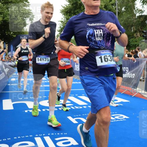 29.06.2025 - hella hamburg halbmarathon Strokosch-Dieckow http://msf.ph/oto/8362166 29.06.2025 10:51:01 Ziel 1366, 1630, 2207, 4077, 4816, 4967, 7369, 8117, 8261, 8508, 8572, 8704, 10215, 10508, 10603, 11551, 12778, 13008, 13687, 14125, 15362, 16285, 17221, 17384, 17823, 18066, 18350 meine-sportfotos.de