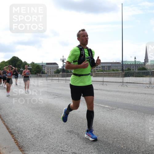 29.06.2025 - hella hamburg halbmarathon Lena Gebhardt http://msf.ph/oto/8362177 29.06.2025 10:14:15 Lombardsbrücke 1131, 1194, 1406, 1480, 1890, 2494, 3756, 3939, 4001, 4032, 4962, 5670, 5719, 6028, 6083, 6089, 6287, 6366, 6710, 7209, 7442, 7462, 7802, 7840, 7991, 8001, 8057, 8409, 8673, 8892, 9845, 9886, 10224, 10442, 10443, 11441, 11987, 12467, 12938, 13237, 13285, 13788, 14488, 15085, 15482, 15721, 15722, 15840, 16126, 17439, 17985, 18041, 18236, 18239 meine-sportfotos.de