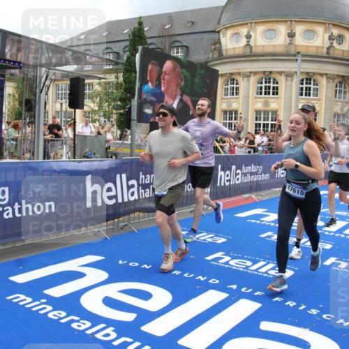29.06.2025 - hella hamburg halbmarathon Michael Strokosch http://msf.ph/oto/8362181 29.06.2025 10:55:40 Ziel 1120, 1143, 2955, 2982, 3037, 4897, 8573, 8618, 11039, 11554, 11568, 12196, 12515, 12544, 13267, 14592, 14909, 15896, 16110, 17615, 18064 meine-sportfotos.de
