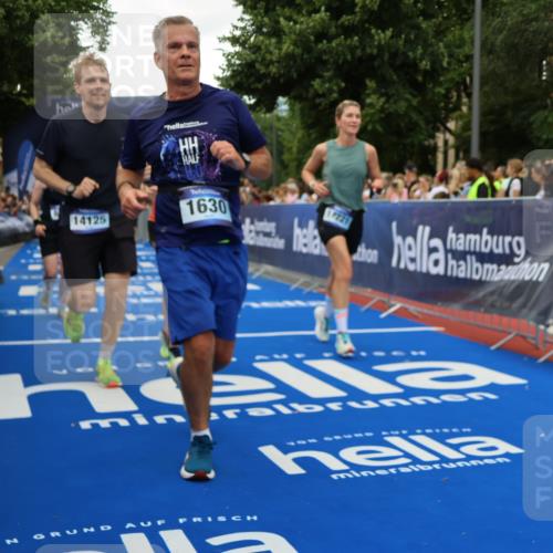 29.06.2025 - hella hamburg halbmarathon Strokosch-Dieckow http://msf.ph/oto/8362221 29.06.2025 10:51:01 Ziel 1366, 1630, 2207, 4077, 4816, 4967, 7369, 8117, 8261, 8508, 8572, 8704, 10215, 10508, 10603, 11551, 12778, 13008, 13687, 14125, 15362, 16285, 17221, 17384, 17823, 18066, 18350 meine-sportfotos.de