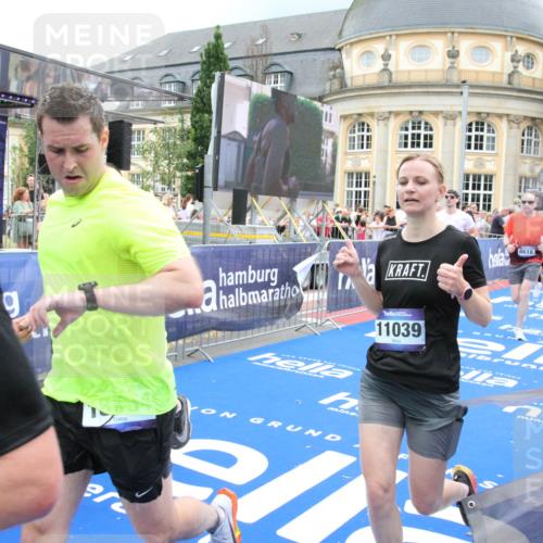 29.06.2025 - hella hamburg halbmarathon Michael Strokosch http://msf.ph/oto/8362402 29.06.2025 10:55:45 Ziel 1120, 1143, 1834, 2955, 2982, 4897, 5021, 6924, 7221, 8255, 8618, 10212, 11039, 12483, 12515, 14365, 14909, 15896, 18064, 18190 meine-sportfotos.de