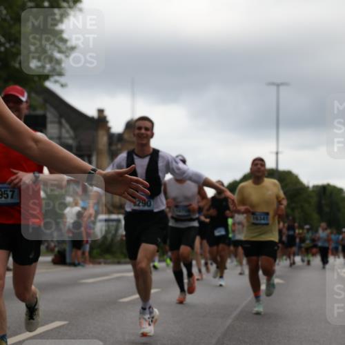 29.06.2025 - hella hamburg halbmarathon Yannick Fuchs http://msf.ph/oto/8362435 29.06.2025 10:53:16 20KM 1285, 2006, 2348, 2584, 2677, 2957, 2978, 3114, 3181, 3279, 3425, 3983, 4088, 4592, 5347, 5633, 5885, 6087, 6202, 6220, 6438, 6997, 7031, 7223, 7287, 7476, 8290, 10036, 10587, 10759, 10896, 10943, 11935, 11938, 12206, 12261, 12564, 12633, 12736, 12862, 13583, 13761, 14375, 14567, 14732, 14902, 14965, 15232, 15240, 15284, 15824, 16160, 16341, 16910, 16980, 17017, 17176, 17346, 17503, 17630, 18153, 18266, 18327, 18467, 18716, 19015, 19160 meine-sportfotos.de